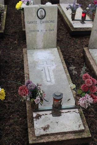 Tombe perpetue con fiori e ceri, in onore dei caduti per la Libertà.