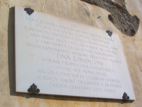 Lapide commemorativa dedicata a Tina Lorenzoni, eroina della Resistenza e simbolo di libertà e valore.