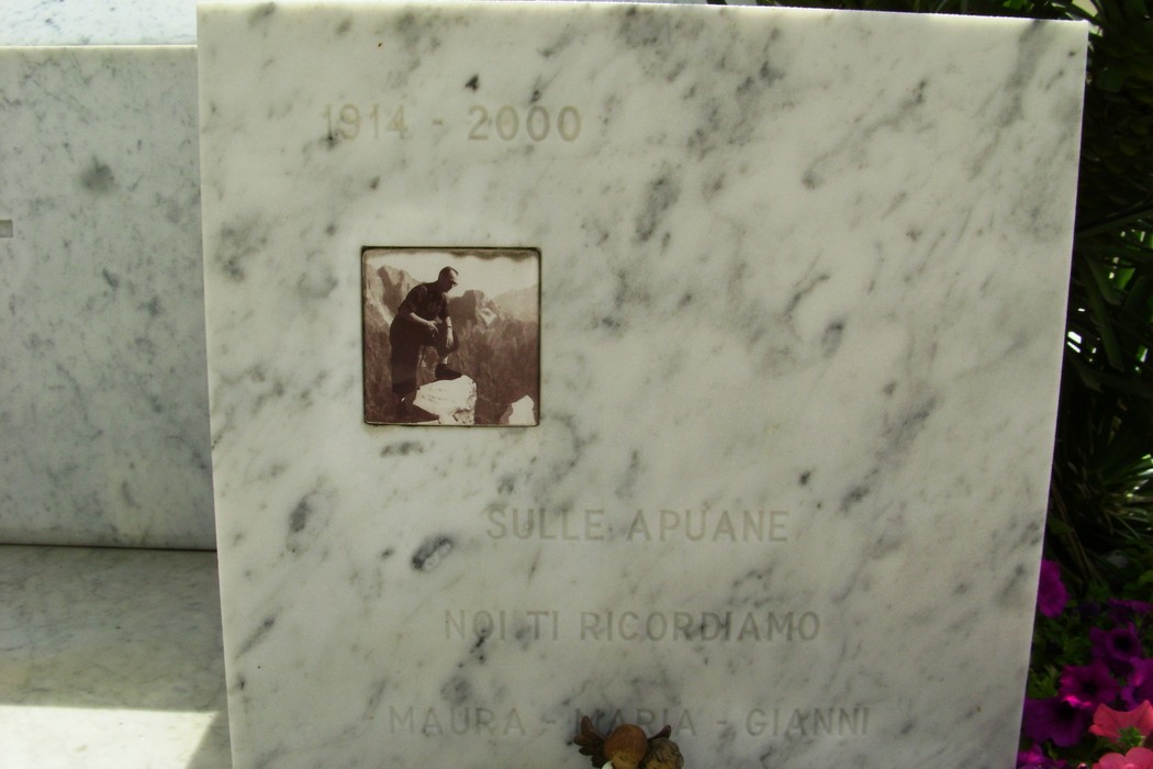 Sepolcro di Del Giudice, marmo con incisioni e fotografia, situato tra le Apuane.