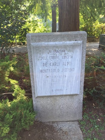 Stele commemorativa dedicata ai martiri Aldo De Carli e Pierino Montarolo, in memoria della loro eroica libertà.