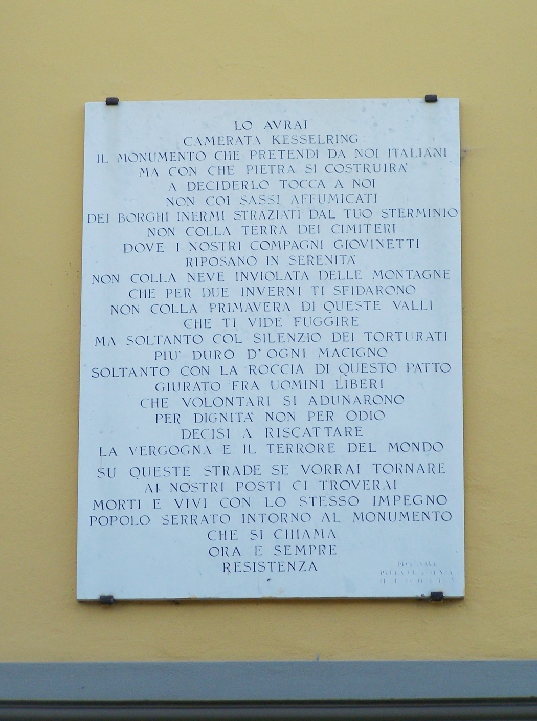 Lapide commemorativa che denuncia le ingiustizie subite dai cittadini durante il fascismo.