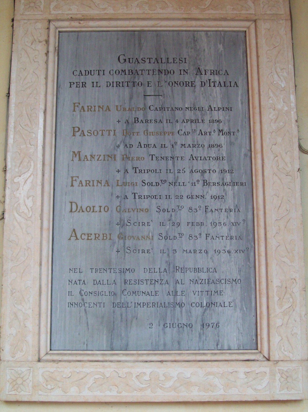 Lapide commemorativa dedicata alle vittime del colonialismo in Africa, simbolo di memoria storica.