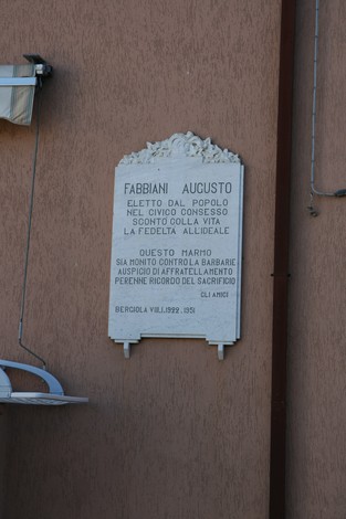 Lapide commemorativa dedicata a Fabbiani Augusto, situata in un contesto suggestivo.