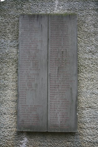 Monumento ai caduti della provincia, memoriale commemorativo con nomi di chi ha sacrificato la vita per la patria.