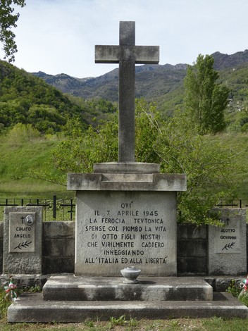 Monumento ai martiri del Gravio, dedicato ai caduti del 7 aprile 1945, con croce e iscrizioni commemorative.