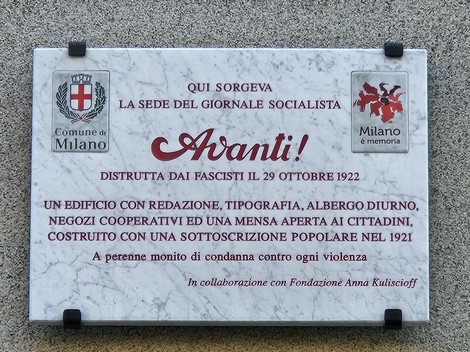 Lapide commemorativa che ricorda la sede del giornale socialista Avanti!, distrutta dai fascisti nel 1922.