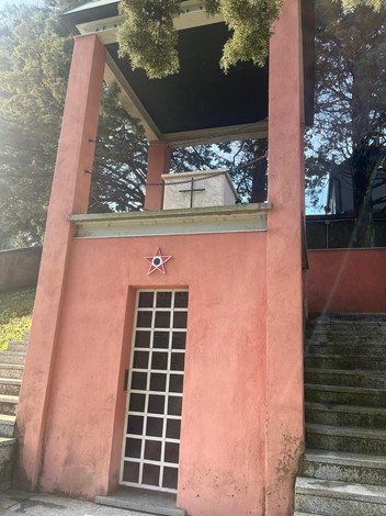 Monumento ai Martiri di Voltaggio, memoriale dedicato ai caduti, con struttura semplice e colore rosa.