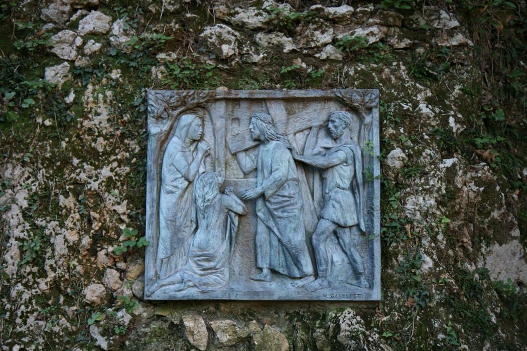 Rappresentazione della Via Crucis con rilievi che narrano la passione di Cristo a Sant'Anna di Stazzema.