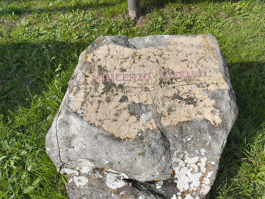 Monumento ai partigiani caduti a Monte Sabbiuno, commemorazione storica e simbolo di resistenza.