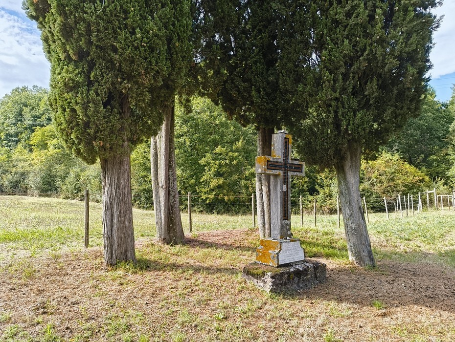 Croce a Bencini, monumento circondato da alberi, immerso nella natura italiana.
