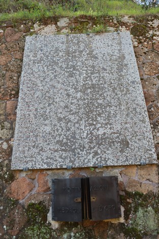 Lapidi commemorative del Mausoleo delle Fosse Ardeatine, simbolo della memoria storica e della resistenza.