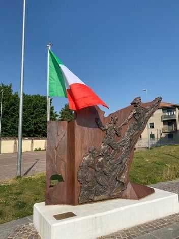 Monumento alla Resistenza a Cesano Boscone, simbolo di libertà e memoria storica.