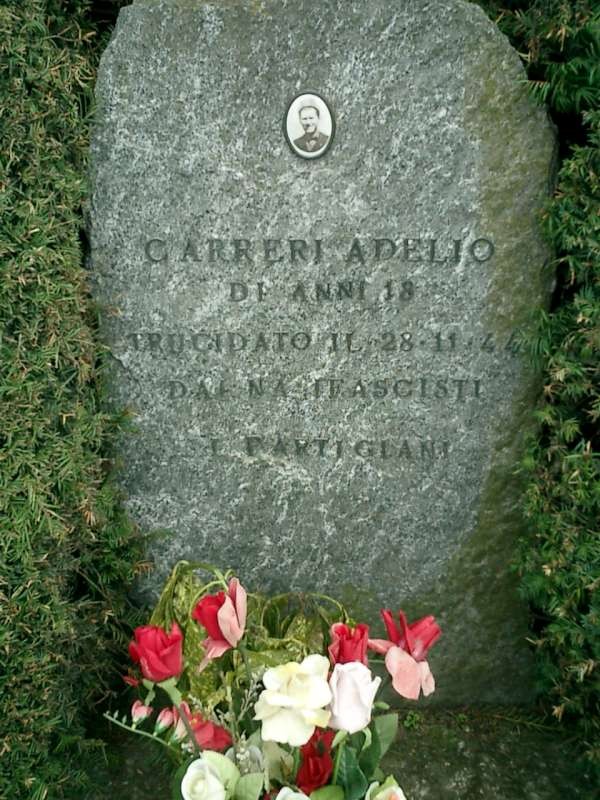 Cippo commemorativo di Carreri Adelio con decorazioni floreali e incisioni sulla pietra.