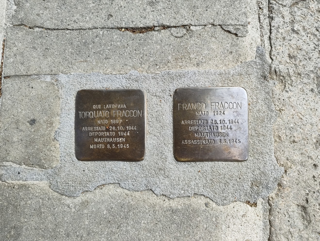 Pietre d'inciampo dedicate a Torquato e Franco Fraccon, commemorano la loro tragica destinazione.