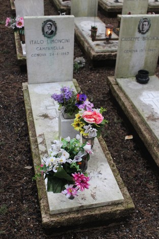 Tombe decorate con fiori freschi in un campo commemorativo per i caduti per la Libertà.