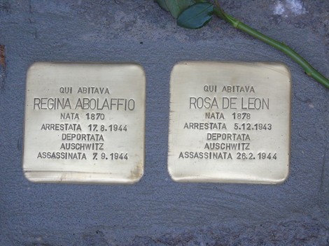Pietre d'inciampo commemorative per le vittime della Casa Israelitica di riposo.