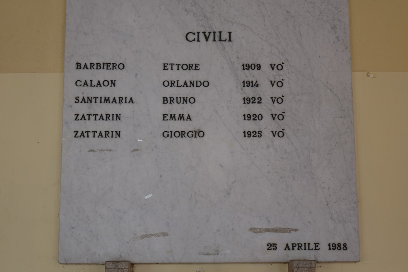 Lapide commemorativa per i caduti di Vo' con i nomi dei cittadini onorati.