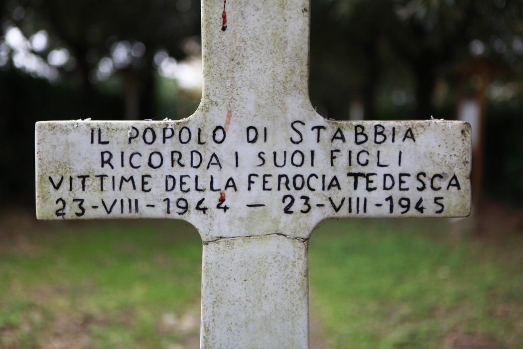Croce commemorativa nel Giardino della meditazione, in memoria delle vittime della ferocia tedesca.