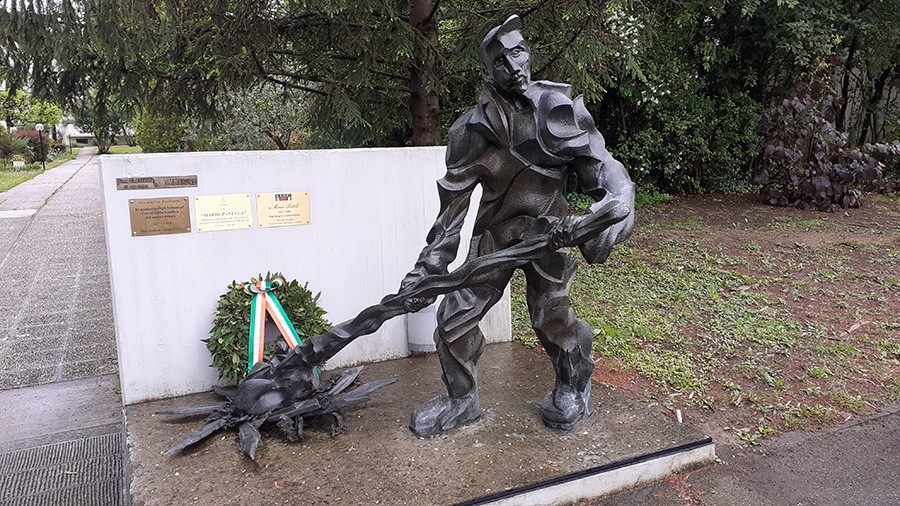 Monumento allo sminatore, omaggio ai caduti e ai valorosi operatori della sicurezza e della pace.