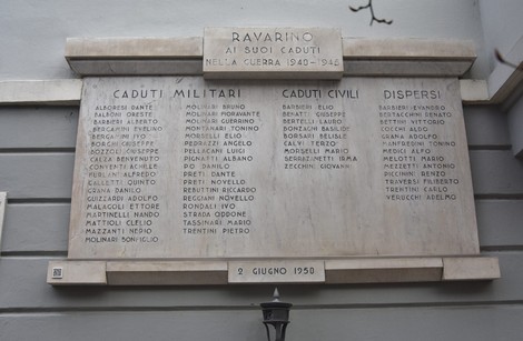 Lapide commemorativa che elenca i nomi dei caduti militari e civili di Ravarino nella Seconda Guerra Mondiale.