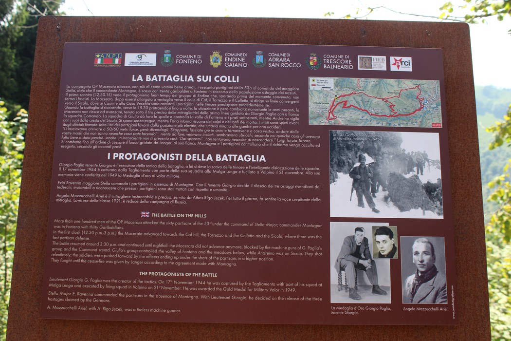 Insegna informativa sulla "Strada della battaglia di Fonteno" con mappe e fotografie storiche.