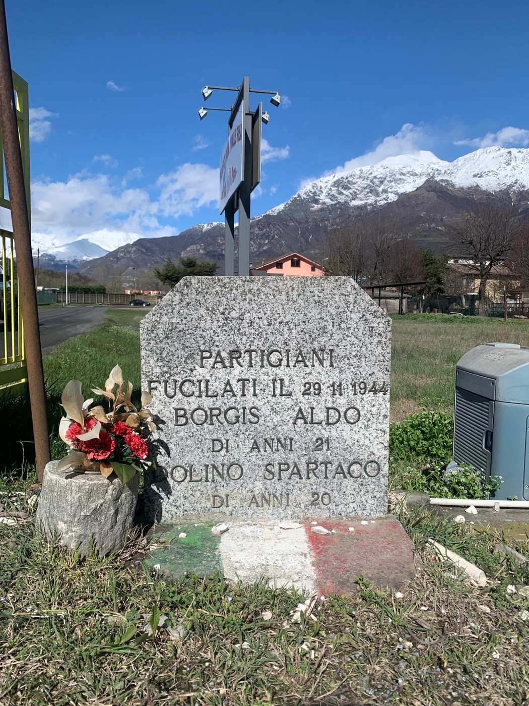 Cippo commemorativo dedicato ai partigiani Borgis e Dolino, fucilati il 29 novembre 1944.