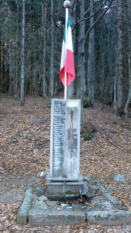 Monumento commemorativo ai caduti della Brigata Stella Rossa e del Battaglione Sovietico, immerso nel bosco.