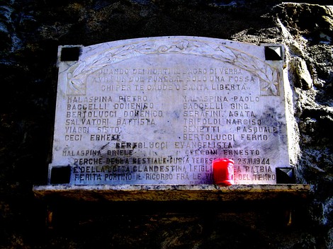 Lapide commemorativa della strage di Regnano, dedicata alle vittime e alla loro memoria.