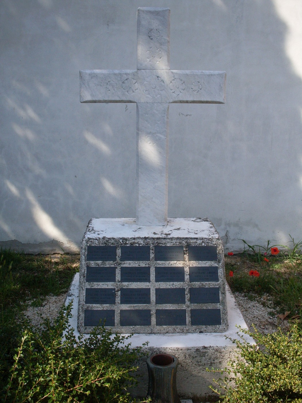Croce dedicata ai caduti di Pieve Saliceto, commemorazione dei sacrifici offerti per la patria.