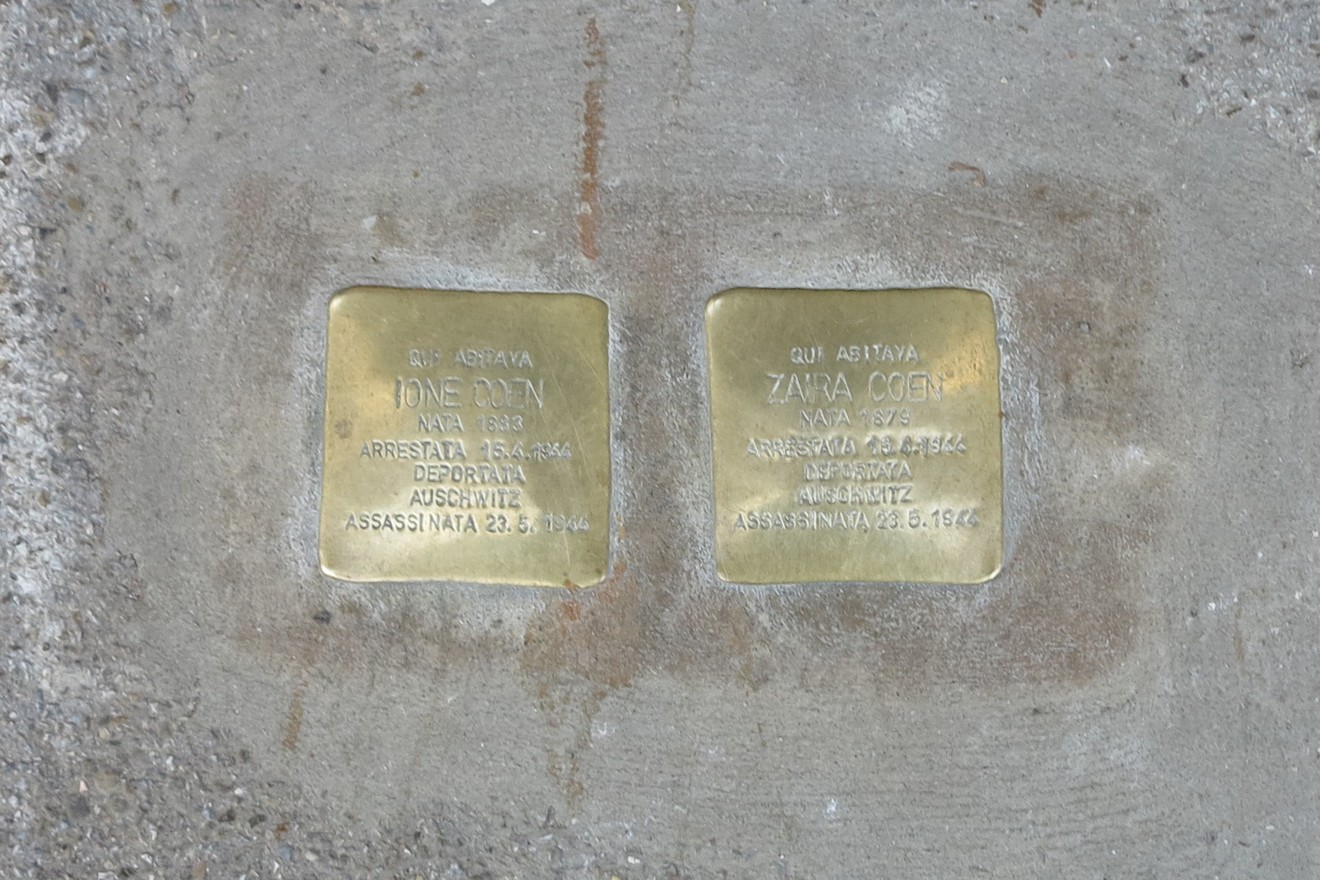 Pietra d'inciampo in memoria di Jone e Zina Coen, vittime della persecuzione nazifascista.