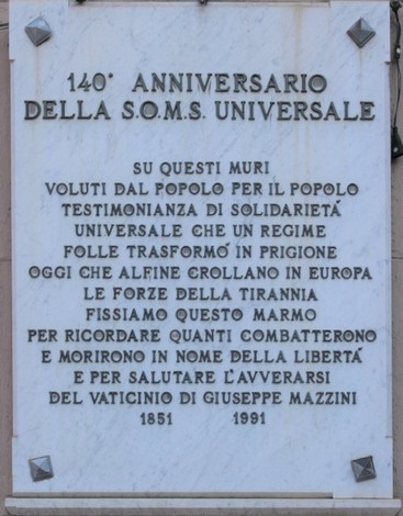 Lapide commemorativa dedicata ai combattenti per la Libertà, con iscrizioni storiche e messaggi di memoria.