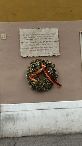 Lapide commemorativa con una corona d'alloro, in onore di Gallarello e Annarumi.