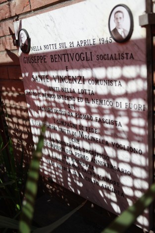 Lapide commemorativa dedicata a Giuseppe Bentivogli e Sante Vincenzi, simbolo di resistenza e lotta politica.