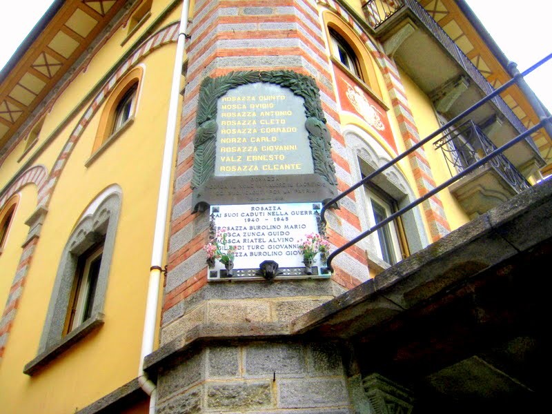 Lapidi commemorative ai caduti di Rosazza, simbolo di memoria e rispetto per i sacrifici.