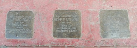 Pietre d'inciampo dedicata a Costa, Graci e Tarantino, vittime dell'Olocausto, in memoria e commemorazione.