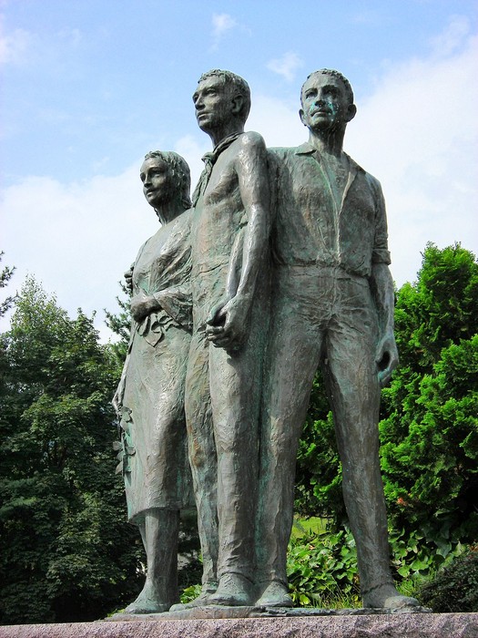 Monumento ai partigiani di Pralungo, celebra il coraggio e il sacrificio dei resistenti durante la guerra.