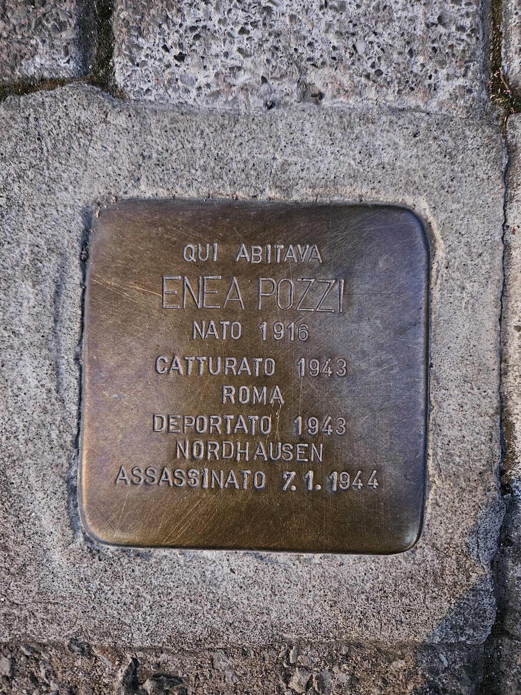 Pietra d'inciampo dedicata a Enea Pozzi, con dettagli sulla sua vita e destino tragico.