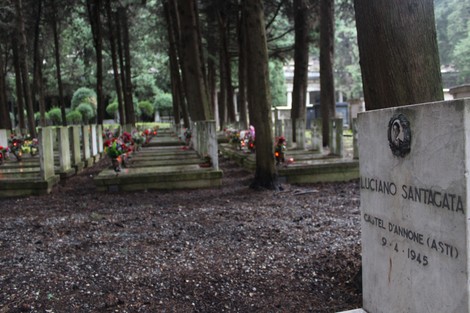 Tombe perpetue dei caduti per la Libertà, con lapidi e fiori in un cimitero immerso nella natura.