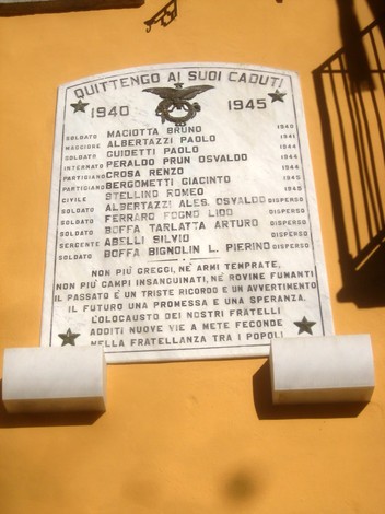 Lapide commemorativa dedicata ai caduti di Quittengo, un tributo ai soldati tra il 1940 e il 1945.