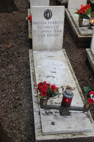 Tombe perpetue dei caduti per la Libertà, con decorazioni floreali e lumini commemorativi.