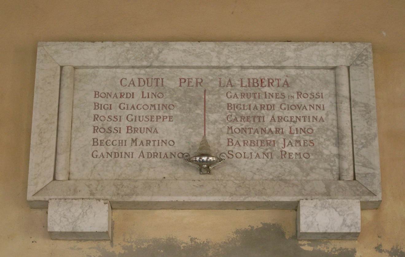Lapide commemorativa dedicata ai Caduti della Liberazione di Gualtieri, in memoria dei sacrifici per la libertà.