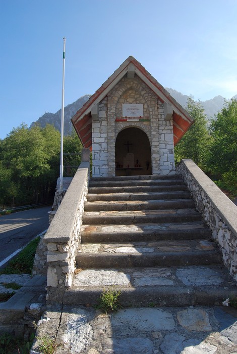 Sacrario di Tecchia: monumento commemorativo ai caduti della Linea Gotica, immerso nella natura montana.
