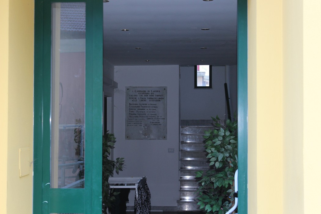 Lapide memoriale ai caduti per la Libertà di San Desiderio, visibile all'interno di un edificio.