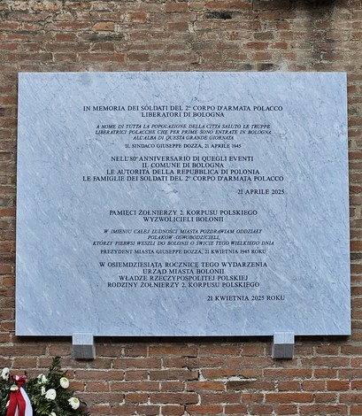 Lapide commemorativa dedicata ai soldati del 2° Corpo d'Armata Polacco a Bologna, con testi in italiano e polacco.