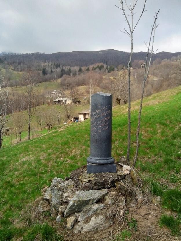 Cippo commemorativo situato nel suggestivo paesaggio di Baldini e Casentino, circondato da natura.