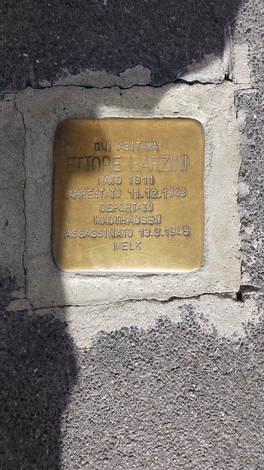 Pietra d'inciampo dedicata a Ettore Barzini, commemorativa di arresto e deportazione.