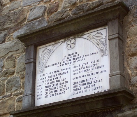 Lapide commemorativa dedicata ai caduti di Raggiolo nella Seconda Guerra Mondiale.