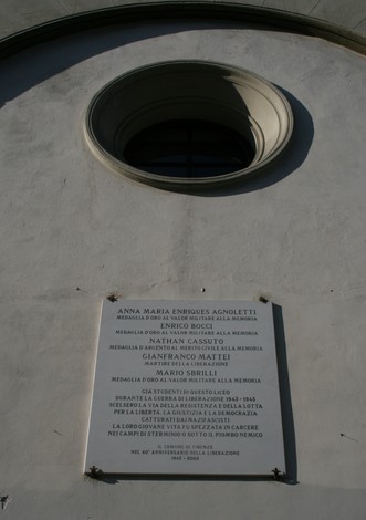 Lapide commemorativa ai caduti del liceo Michelangelo, in onore di studenti e personale deceduti.
