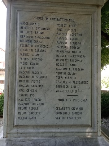 Monumento ai Caduti di Radicofani con nomi incisi in memoria dei caduti in conflitto.