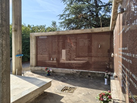 Il Sacrario dei Caduti di Gaggio, un monumento commemorativo con lapidi e decorazioni floreali.
